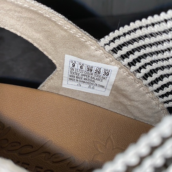 0103 Sketchers Luxe Foam Sandals - Picture 6 of 9